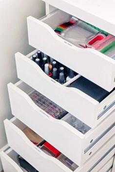 How to organize all of your nail polish and nail art essentials! Nail Supplies Storage, Nails Organization Ideas, Nail Art Organization, Organizing Nail Supplies, Store Nail Supplies, Nail Tech Drawer Organization, Nail Organization Ideas