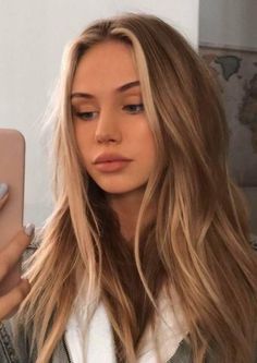 Dark Blonde Balayage, Dark Blonde Hair Color, Latest Hair Color, Hair Color Streaks, Money Piece, Blonde Hair Color Ideas, Dirty Blonde Hair, Dark Blonde Hair