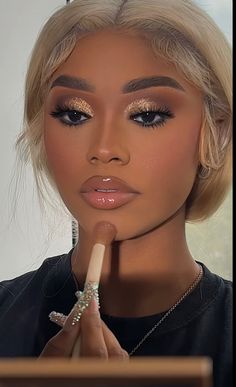 Maquillage Yeux Cut Crease, Birthday Makeup Looks, Gold Makeup Looks, Natural Glam Makeup, Date Night Makeup, Prom Eye Makeup, Prom Makeup Looks, Makeup For Black Skin, Night Beauty