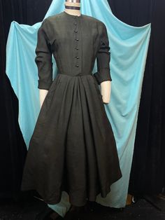 "1950s W:24 SADA SACKS Vintage 50s Deep Charcoal Grey/ Black Nubby Raw Silk Shirtdress Button Up Crew Neck Long Sleeve Fit Flare skirt  Vintage 50s beautiful fit and flare classic pullover style shirt dress. Charcoal grey, almost blac colored made out raw nubby silk. Button up with row of small rounded half sphere buttons with rounded crew neckline, no collar. Long sleeve that could be cuffed. Frontal two bounded pockets. Fit and flare skirt. Side metal zipper. Sleeves with gussets. Photographed Hedda Gabler, Dresses 1950s, Fit And Flare Skirt, Original Characters, Halloween 2024, Skirt Vintage, 50s Fashion, Style Shirt, Metal Zipper