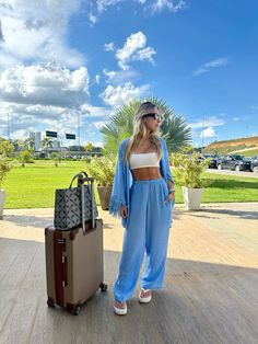 Look para usar no aeroporto em viagem no verão | Feito com saida de praia Aero Look, Bonito Ms, Boho Beach Outfit, Model Poses Photography, Beach Vibe, Model Poses, Beach Outfit, Photography Poses, Jean Shorts