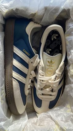 #adidas #samba #tenis #esporte #adidassambaclassic #shoes Adidas Samba Classic, Samba Adidas, Pretty Sneakers, Samba Outfit, Shoes Ideas, Shoe Wishlist, Sneaker Shoes