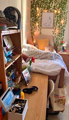 dorm inspo College Dorm Room Ideas Nature, Cozy Dorm Aesthetic, Uni Room Inspiration, College Dorm Room Ideas Aesthetic Cozy, College Dorm Inspo Cozy, Granola Girl Dorm Room, Dorm Room Earthy, University Room Aesthetic, Dorm Room Designs Vintage