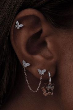 Ear Pirsing Aesthetic, Persings Ear Ideas, Ear Pearcing Ideas Unique, Pretty Piercings Ear, Persings Ideas, Aesthetic Helix Piercing, Pearsings Ear, Ear Pirsing Ideas, Cartlodge Piercings