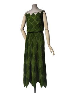 * Robe du soir été 1922 Madeleine Vionnet Carrés en panne de velours posés sur la pointe et séparés par des filé argent Madeline Vionnet, Zoom Loom, Style Année 20, Twenties Style, 1920 Dress, Flapper Dresses, 1920's Fashion, 20th Century Fashion