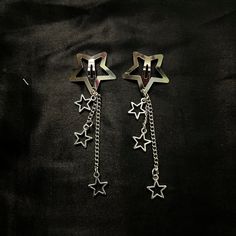 This pair of metal star clips have stainless steel chains with nickel free star charms. They hang about 3.5 inches long. Goth Accessories Jewellery, Hijab Clips, Star Clips, Star Hair Clips, Star Accessories, Estilo Tomboy, Hair Charms, Goth Accessories, Edgy Accessories