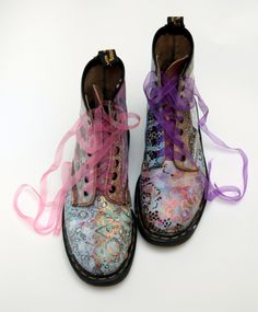 pretty boots Pretty Boots, Luna Lovegood, Painted Shoes, Grunge Style, Mode Inspiration