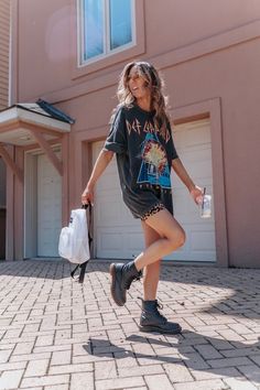 Band Shirt Outfits, Grunge Outfits Edgy, Band Tee Outfits, Bike Shorts Outfit, Biker Shorts Outfit, Summer Shorts Outfits, Shorts Outfit