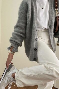 Luxury Wardrobe, Spring Outfit Ideas, Classic Cardigan, Womens Fashion Inspiration, Athleisure Outfits, Tailored Blazer, Quiet Luxury, Weekend Outfit, Clothing Essentials