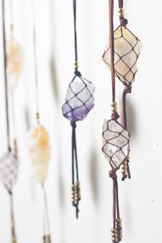 Colliers avec cristaux Koti Diy, Hantverk Diy, Hanging Crystals, Micro Macramé, Meditation Room, Diy Schmuck, Bijoux Diy, Larp, Crystals And Gemstones