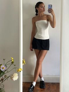 Summer Vintage Outfits, Black Mini Skirt Outfit, Tube Top Outfits, Rok Mini, Miniskirt Outfits, Mode Inspo