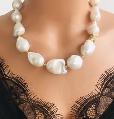 📍 Description :  The handmade necklace has been designed with Genuine A+ quality large Baroque Pearl The colours of the stones may differ slightly in photo shoots caused by lighting and reflections. ✂ Materials : The natural stones used is : Large Baroque Pearl The chain and gold-colored materials used are 14 carat gold plated on brass and do not tarnish. 📐 Dimensions : The necklace has a length of 42 centimeters/16 inç and can be adjusted using an extention cord. The weight of the necklace is 122 gr. 🧹 Care of the necklace: Although my products are durable and unlikely to tarnish, it is better to avoid contact with the likes of water, chemicals and perfume. 🎁 Delivery and wrapping : 🛫 I send all orders with fast free shipping option!! All purchases will be shipped with in 1-3 busines Chunky Choker, Pearl Statement Necklace, Choker Jewelry, Unique Gifts For Women, Jewelry Unique, Handmade Necklace, Baroque Pearls, Gift For Women, Handmade Necklaces