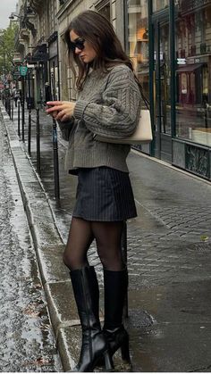 London Skirt Outfit, Rain Fits Aesthetic, 10 Winter Outfits, French Outfits, Stile Blair Waldorf, Adrette Outfits, Rok Mini, Mode Tips, Fest Outfits