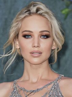 Peachy Glowy Makeup Look, Celebrity Smokey Eye, Blue Eye Pale Skin Makeup, Style Very Long Hair, Smokey Makeup Blue Eyes, Eye Makeup For Blondes With Blue Eyes, Smokey Eye For Blondes, Cream On Cream Outfit, Red Carpet Makeup Looks 2023