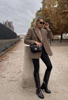 Riding Boots Outfit Winter, Black Riding Boots Outfit, Riding Boots Outfit, Minimalist Chic Outfit, Popular Fall Outfits, Riding Boot Outfits, November Outfits, Winter Boots Outfits, London Style