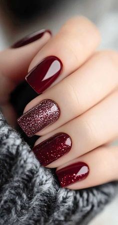 Best Nail Art Designs 2024, Garnet Color Nails, Fall Nail Colors With Glitter, Fall To Christmas Transition Nails, Cute Easy Winter Nails, Dip Powder Fall Nails Ideas, Magnetic Nail Polish Ideas, Short Burgundy Nails With Design, Fall To Christmas Nails