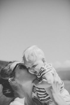 a woman holding a baby in her arms with the caption that reads, el amor es