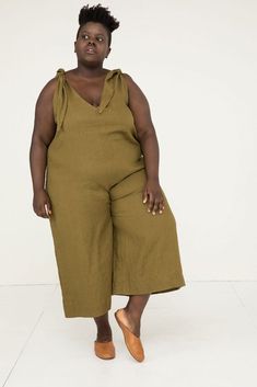 Elizabeth Suzann, Plus Size Fashionista, Plus Size Fashion Tips, Summer Capsule Wardrobe, Linen Jumpsuit, Plus Size Jumpsuit, Light Sweater, Wide Leg Jumpsuit