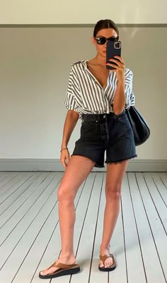 Look de versão com camisa listrada, bermuda e chinela Black Jean Shorts Outfit, Black Denim Shorts Outfit, Summer Jean Shorts Outfit, Classic Summer Outfits, Looks Com Short