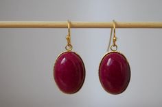 Red Jade Earrings Gold, Oval Gemstone Hanging Earrings, Wine Red Earrings, Dangle Drop Stone Earrings For Women, Jade Jewelry, Gift For Her. ⭐ Handmade beautiful Red Jade gold oval earrings. ⭐ Materials used:-   Earrings  ✧ High quality gold plated stainless steel earrings hooks. ✧ 13mm x 18mm high quality gold plated stainless steel oval pendant. ✧ Semiprecious gemstone Red (wine red) Jade, jewelry glue. ⭐ Matching necklace https://www.etsy.com/listing/1476504603/burgundy-red-jade-necklace-wine-red  Round Necklace and Earrings  https://www.etsy.com/listing/1091597413/red-jade-pendant-necklace-for-women-gold ⭐ Also other gemstone designs and Red Jade designs available in our shop. Please check the link below for more details. https://www.etsy.com/shop/Anvira10 ⭐ Packing: Carefully packaged Gold Oval Earrings, Jade Earrings, Round Necklace, Oval Earring, Hanging Earrings, Jade Jewelry, Red Earrings, Oval Pendant, Jade Pendant