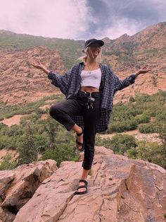 Casual Hiking Outfit, Granola Aesthetic, Cute Hiking Outfit, Hiking Fits, Granola Girl Aesthetic, Hiking Outfits