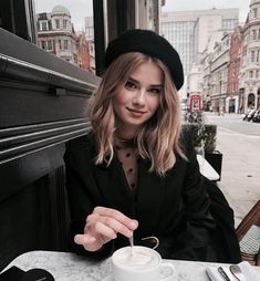 Baret Outfit, Style Chic Parisien, French Haircut, Beret Outfit, Daily Dress Me, Quick Hair, Estilo Hippy, Parisian Chic Style