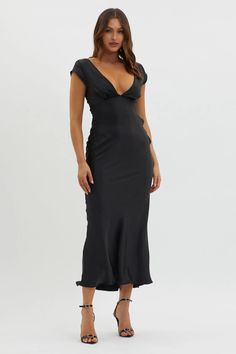 Shop the Lucinda V-Neck Twist Back Midi Dress Black | Selfie Leslie V Neck Dress Formal Classy, Fall Business Casual Dress, Black Midi Bridesmaid Dress, Wedding Guest Looks Fall, Rehearsal Dinner Dress For Guest, Green Wedding Guest Dress, Dresses For Broad Shoulders, Black Wedding Guest Dress, Graduation Fits