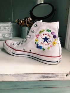 Converse 1970s, Simple Embroidery Designs, Embroidery Shoes, Free Motion Embroidery, Couture Embroidery, Converse Style, Embroidered Shoes, Embroidery On Clothes, Simple Embroidery