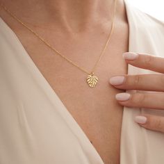 14k Solid Monstera Deliciosa Leaf Necklace is unique, stylish and elegant to wear everyday. Monstera Leaf Pendant is dainty and shinnny. Tropical Leaf Pendant is perfect gift for Bridesmaid, Nature Lovers, Anniversary or Birthday. D E T A İ L S * Material: 14k Solid Gold (Real Solid Gold, No Gold Plated or No Gold Filled Material) * Chain Length: You can choose . Also every chain length include 2cm extension chain. (For example : If you choose 16Inch(40cm) , your necklace will be 40cm+2cm extens Gold Monstera Leaf, Plant Necklace, Whale Tail Necklace, Flowers Photography Wallpaper, Monstera Deliciosa, Bridal Jewellery Indian, Tropical Leaf, Cat Necklace, Leaf Charms