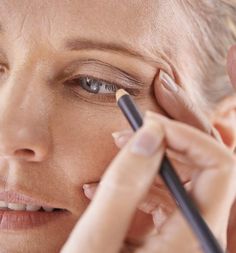 Makeup for Older Women: Eyeliner Secrets Best Skin Serum, Makeup Brown, Eyeliner Tips, Doing Makeup, Makeup Over 50, Face Cream Best, Minimal Makeup