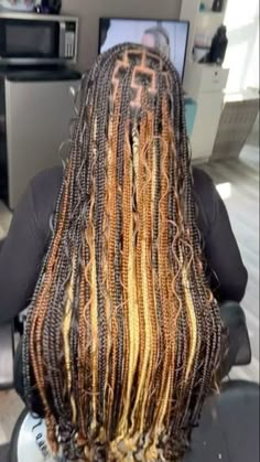 Braided Hairstyles Different Colors, Black And Color Knotless Braids, Braids With Multiple Colors, Colorful Boho Knotless Braids, 350 Peekaboo Braids, Red And Black Knotless Braids Peekaboo, Boho Knotless Braids With Peekaboo Color, Boohoo Knotless Braids Color, Tricolor Knotless Braids