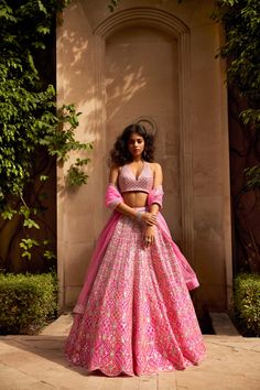 Summer Wedding Lehenga, Summer Wedding Outfits Indian, Pink Indian Outfit, Seema Gujral, Wedding Lehenga Designs, Halter Blouse, Indian Bride Outfits