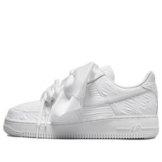 The Nike Air Force 1 '07 LX is the perfect combination of classic aesthetics and modern style. This Triple White design pays homage to the iconic basketball shoe that has been popular for 40 years. The textured upper creates a powerful and stylish look, while the detachable bow and short laces allow you to create a unique and personalized style. Whether you're on the court or on the street, the Air Force 1 '07 LX is the perfect choice for any activity. (AF1/SNKR/Skate/Low Top/Women's/Non-Slip/Bu White Air Forces, Nike Air Force 1 07, Girly Shoes, Swag Shoes, Bow Sneakers, Air Force 1 Low, Round Toe Heels, White Bow, Pretty Shoes