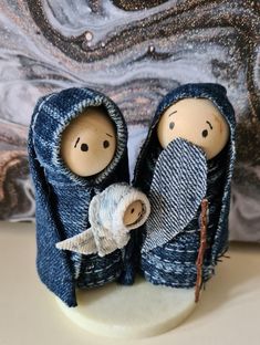 Make your own nativity scene from scrap denim and a few bits n bobs. Ideal craft fair make or to decorate your own home. I'm passionate about upcycling denim and saving it from landfill why should Christmas be any different. Van be made a no sew item if you would prefer to use hot glue. Add this cute make to your festive decor. Easy PDF instructions. Please note this is an advert for the pattern not the finished item Denim Placemats, Make Craft, Christmas Shadow Boxes, Craft Stalls, Puppet Crafts, Beginner Sewing Projects Easy