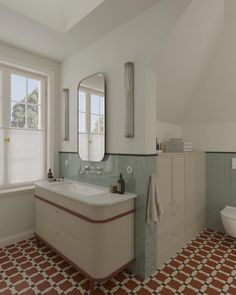 a bathroom with two sinks, a toilet and a bathtub in the middle of it