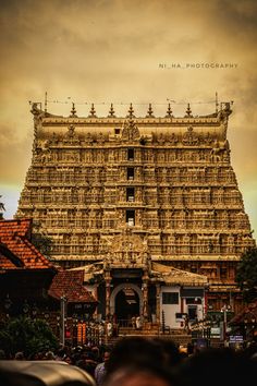 Padmanabhaswamy Temple Photography, Shree Padmanabhaswamy Temple, Vanakam Image, Kerala Temple Aesthetic, Padmanabhaswamy Images, Kerala Temple Photography, Kerala Wallpaper, Aesthetic Kerala