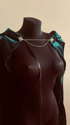 Dark Green Capelet, Velvet Renaissance Capelet With Clasps, One Shoulder Cape, LARP Cloak, Medieval Velvet Cape Cape tie around chest, you can change fashion and wear to the both shoulders and cover back Clasps with chain work like pins Length 75 cm (29,52 inches) Shipping terms to 25-45 days Ponchos, Cloak Of Displacement, Diy Capelet, Queen Cape, Cloak Medieval, Green Cloak, Royal Cape, One Shoulder Cape, Cloak Clasp