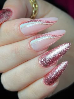 #unhas #unhasalongadas #manicureideas Pink Glitter Nails, Hot Pink Nails, Pretty Gel Nails, Snowflake Nails, Glam Nails, Nail Designs Glitter, Short Acrylic Nails