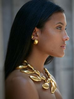 Handcrafted in bronze with a choice of 22k gold or a silver finish, MISHO's XXL Double Link Choker draws inspiration from classic jewellery silhouettes with a contemporary reimagining. Statement Jewelry Necklace, Classic Jewellery, Jewelry Styling, Usa Jewelry, African American Hairstyles, Jewelry Model, Jewelry Lookbook, Jewelry Photography, Classic Jewelry