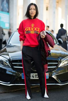 Street Style from Paris Fashion Week Spring 2017 Gucci Fashion Show, Gucci Sweatshirt, Gucci Sweater, Gucci Outfits, Moda Chic, Paris Fashion Week Street Style, Gucci Fashion, Spring Street Style, Fashion Week Street Style