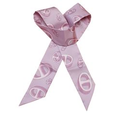 Please notice: your screen may not show the exact color. It is a real pink, not purple. Beautiful Authentic Hermès Scarf "Twilly" version Pattern: "Chaine d'Ancre" Made in France Made of 100% Twill Silk Colorways: Shades of Pink "© HERMÈS" Measurements: 86 x 5 cm (33,86 x 1,97 inches) Condition: Excellent ! No flaws. With care tag. Would make a great gift ! Will come in its original Hermès Round Box This cute Twilly is garanteed authentic and will be shipped immediately Thank you for watching my Hermes Silk Scarf Pink, Scarf Twilly, Hermes Twilly, Hermes Scarf, Round Box, Twilly, Care Tag, Silk Scarf, Made In France