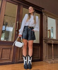 Traje Cowgirl, Leather Pants Style, Cowgirl Style Outfits, White Cowboy Boots, Black Leather Shorts, Rodeo Outfits