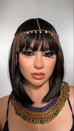 Cleopatra makeup 👀💙✨ #makeuptutorial #cleopatra #halloweenmakeuplook #halloween2023 Queen Cleopatra Makeup, Cleopatra Make Up Halloween, Cleopatra Mummy Costume, Easy Cleopatra Makeup, Egyptian Eyeshadow, Cleopatra Diy Costume, Cleopatra Makeup Ideas Egyptian Goddess