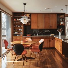 Mid-century modern kitchen with classic hardwood floors in oak, walnut, or teak for natural warmth and timeless elegance2 Mid Century Modern Kitchen Design, Midcentury Kitchen, Mid Century Interior Design, Mcm Kitchen, Modern Kitchen Ideas, Mid Century Interior, Kitchen Magic, Mid Century Modern Kitchen, Deco Retro