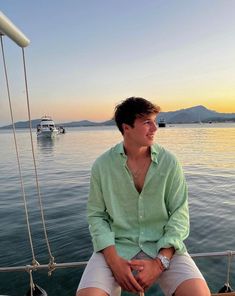 Club Atmosphere, Boat Outfit, Yacht Outfit, Old Money Aesthetics, Country Club Aesthetic, Money Aesthetics, Vacation Outfits Men, Exclusive Club, Club Look