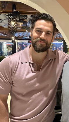 Henry Cavill with beard and pink t-shirt Henry Cavill Beard, How To Look Handsome, Rich Man