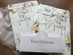 ad eBay - Find many great new & used options and get the best deals for 2 Standard Shams Yves Delorme Senteur Sweet Pea Floral Purple White France NWT at the best online prices at eBay! Free shipping for many products! Yves Delorme, Sweet Pea, France, Purple, Floral, White