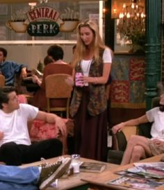 Phoebe Buffe Outfits, Phoebe Buffay 90s Outfits, Phoebe Buffay Dress Outfits, Phoebe Buffay Summer Outfits, Phoebe Buffay Style Outfits, Pheobe Buffay Outfit Ideas, Pheobe Buffay Style, Pheebee Buffay Outfits, Phoebe From Friends Outfits