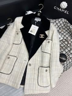 Chanel Clothes Women, Chanel Outfits Women, Black Channel, Old Chanel, Channel Aesthetic, Chanel Clothes, Expensive Outfits, Channel Outfits, Chanel Clothing