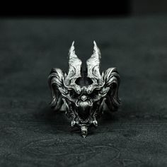 ◆About design: This is a 925 sterling silver gargoyle head ring. A new photography style with a linked image shows a silver pendant. Flawless in detail and rich in texture, the antique finishes demanded a great deal of craftsmanship. - Dimensions: about 32mm high * about 24mm wide. - Weight: about 21g Silver/about 18g brass. - Please note that as these are manual measurements there will be variances. All of my jewelry is hand carved and handcrafted by the owner himself. packaging ✦ All of my jew Demon Jewelry, Gargoyle Ring, Collectible Silver Gothic Skull Ring, Luxury Silver Gothic Skull Ring, Gothic Oxidized Sterling Silver Skull Ring, Hand-cast Sterling Silver Black Skull Ring, Silver Gothic Skull Ring, Collectible, Stone Statue, New Photography